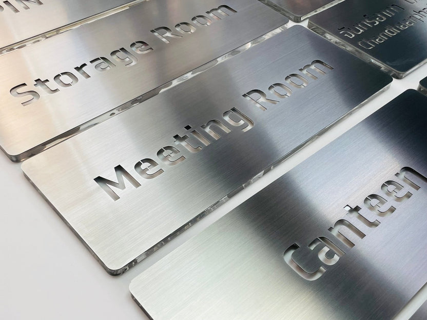 ป้ายสแตนเลสเงินแฮร์ไลน์ ผิวด้านหรูหรา แข็งแรง ทนทาน เหมาะสำหรับป้ายบริษัทและงานตกแต่งอาคาร