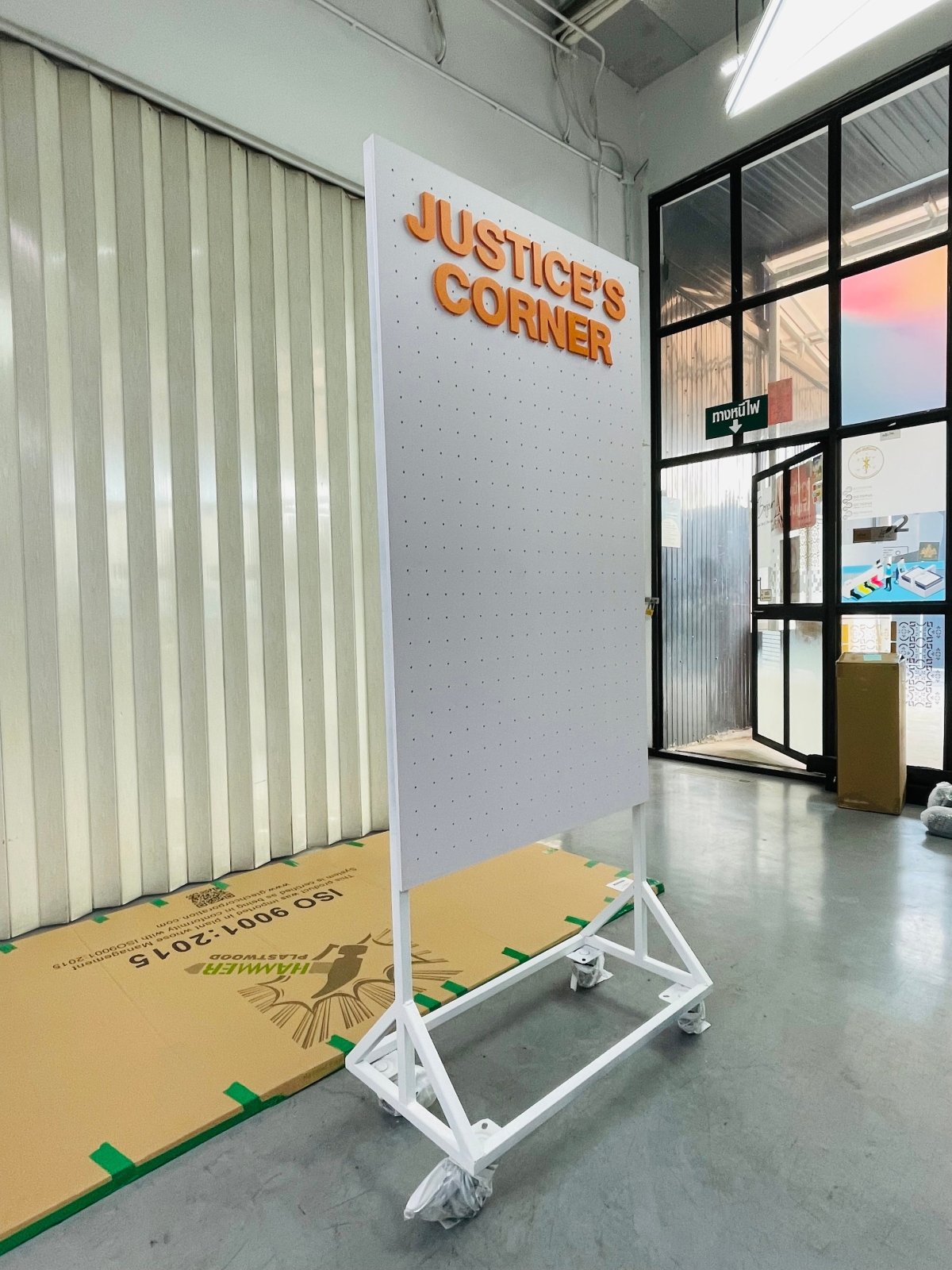 บอร์ดแขวนอุปกรณ์ Pegboard แข็งแรง ใช้งานสะดวก เหมาะสำหรับโชว์สินค้า ร้านค้า และออฟฟิศ