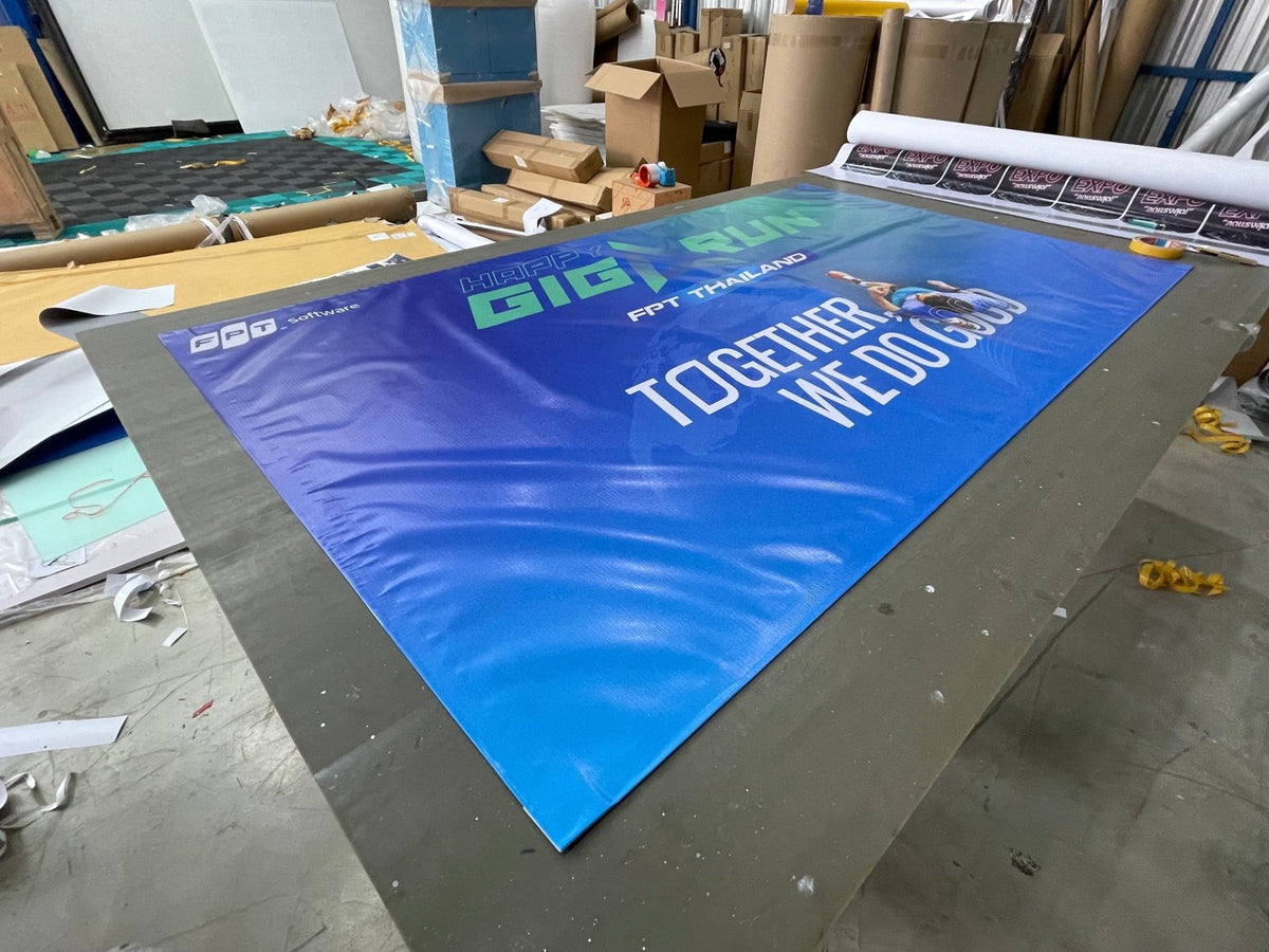 ป้ายไวนิลภาษาอังกฤษ พิมพ์คมชัด ตัวอักษรอ่านง่าย เหมาะสำหรับร้านค้าและธุรกิจต่างประเทศ