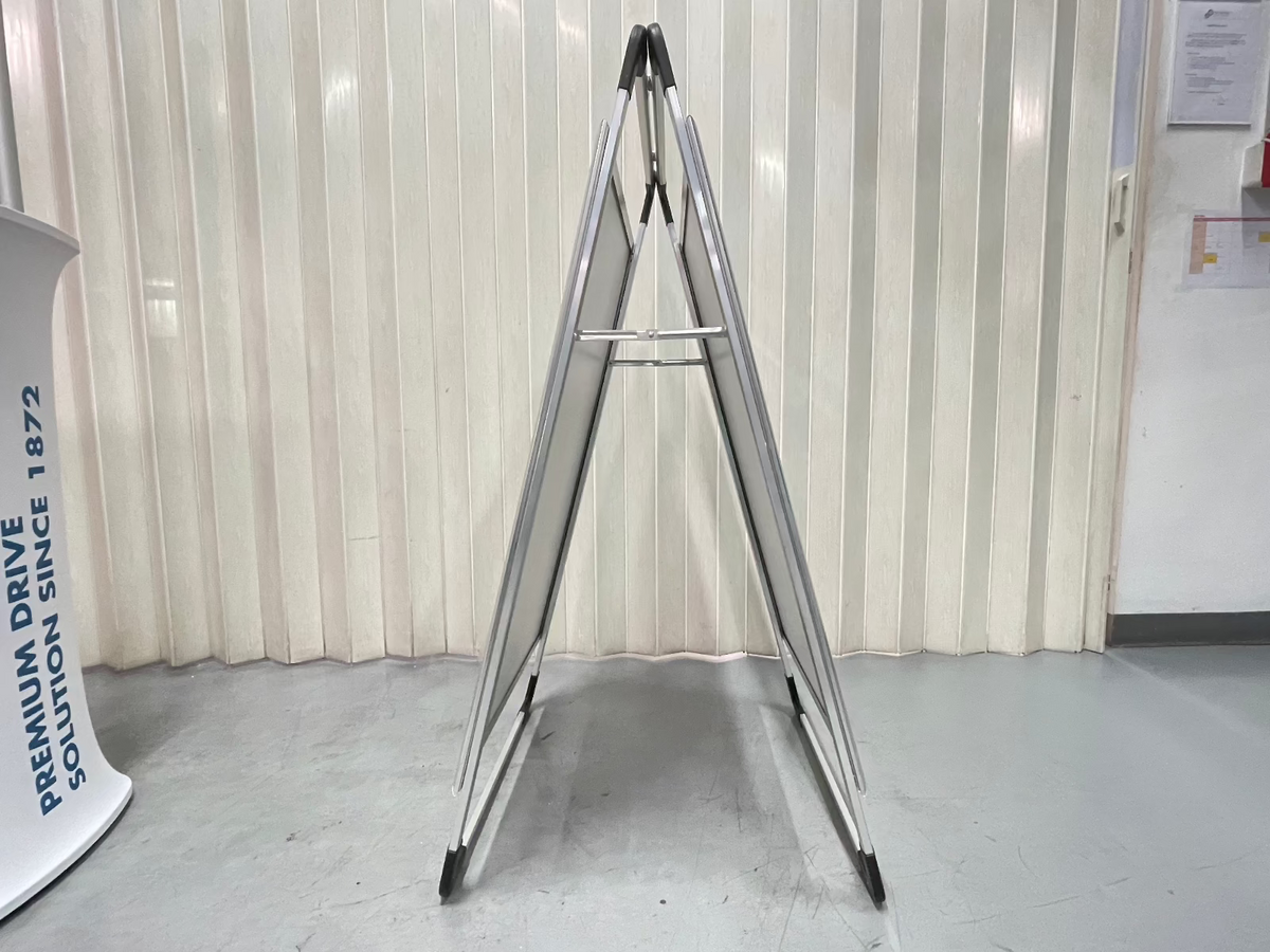 ป้ายตั้งพื้นสำเร็จรูป อลูมิเนียม พับเก็บได้ แข็งแรง ใช้งานสะดวก เหมาะสำหรับอีเวนต์และหน้าร้าน