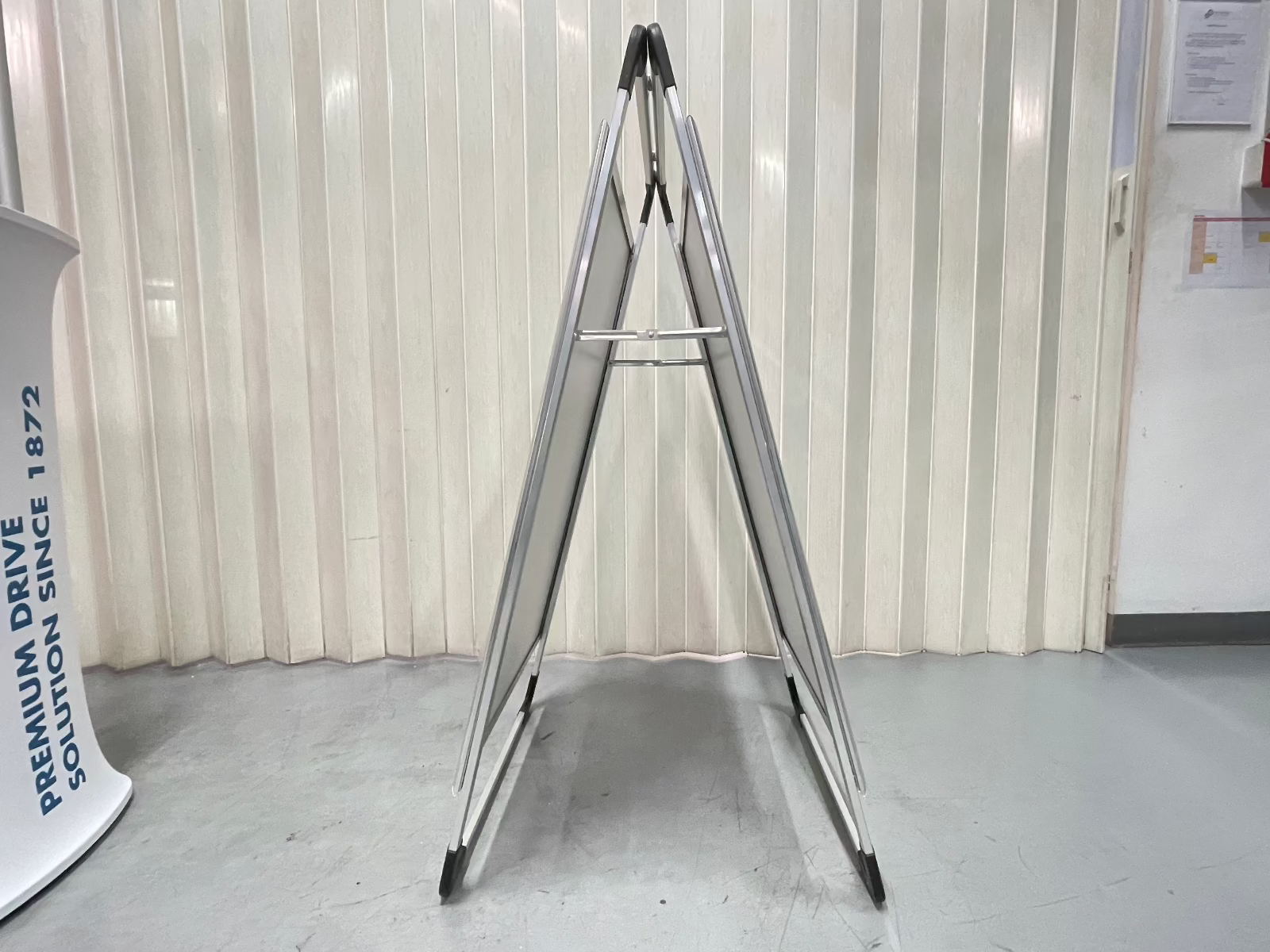 ป้ายตั้งพื้นสำเร็จรูป อลูมิเนียม พับเก็บได้ แข็งแรง ใช้งานสะดวก เหมาะสำหรับอีเวนต์และหน้าร้าน