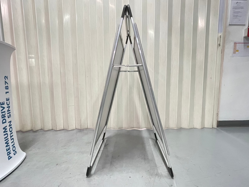 ป้ายตั้งพื้นสำเร็จรูป อลูมิเนียม พับเก็บได้ แข็งแรง ใช้งานสะดวก เหมาะสำหรับอีเวนต์และหน้าร้าน