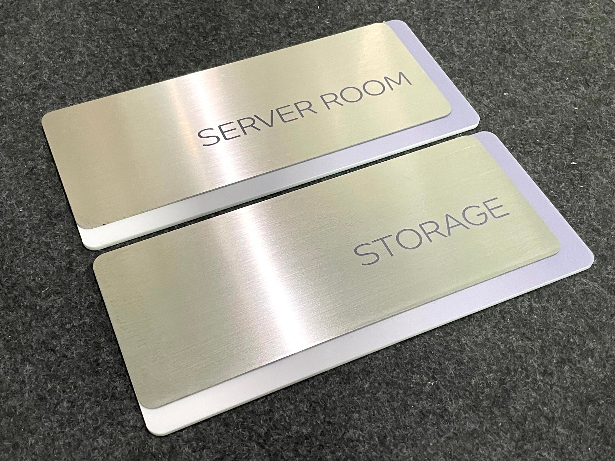 ป้ายหน้าห้อง ป้ายห้องประชุม และป้ายแผนก ดีไซน์เรียบหรู พิมพ์คมชัด เหมาะสำหรับอาคารสำนักงาน โรงเรียน และโรงพยาบาล