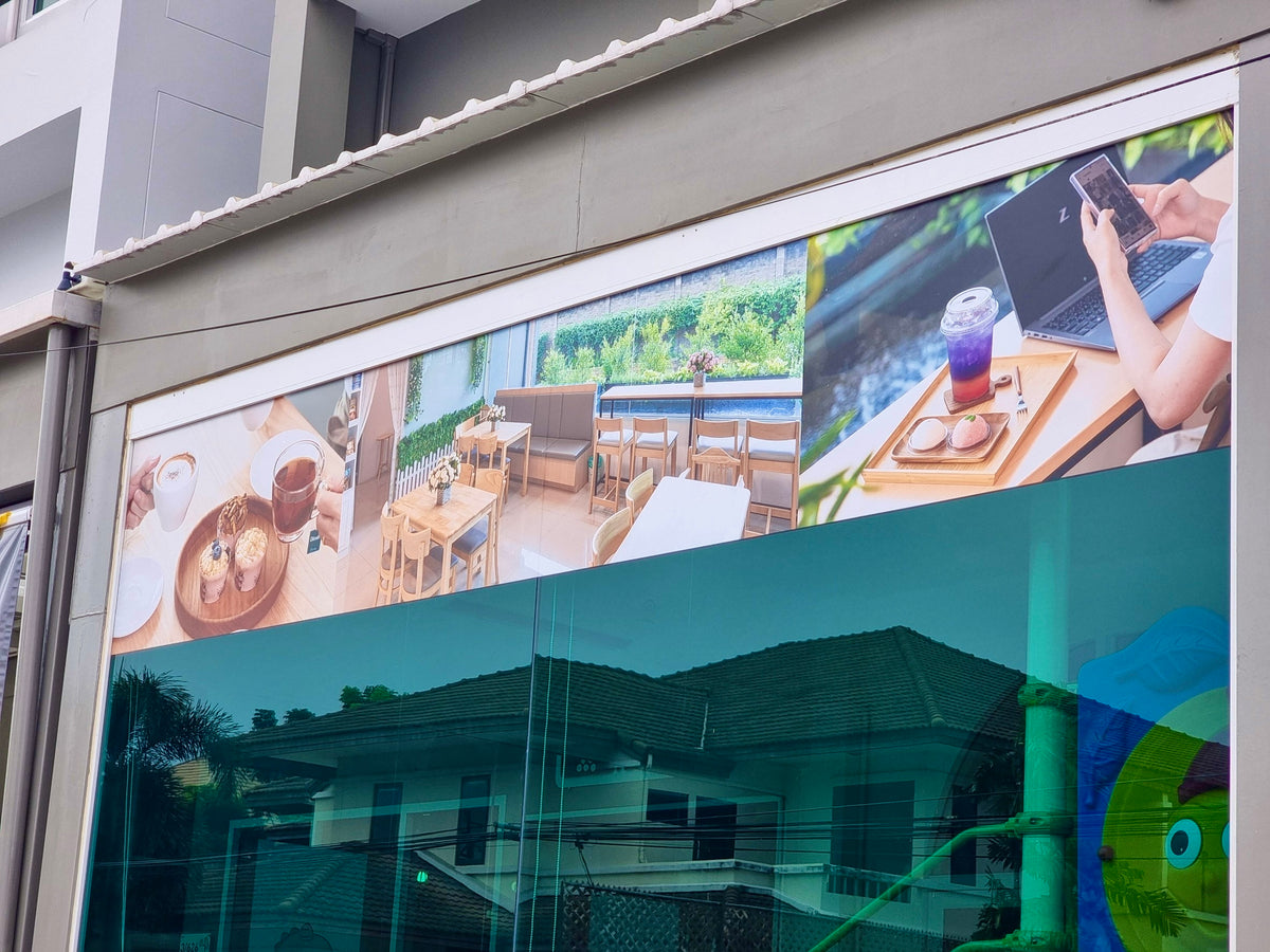 สติ๊กเกอร์ติดกระจก ทึบแสง กันแดด และโปร่งแสง พิมพ์คมชัด ช่วยลดแสงแดด เพิ่มความเป็นส่วนตัว เหมาะสำหรับอาคารและร้านค้า