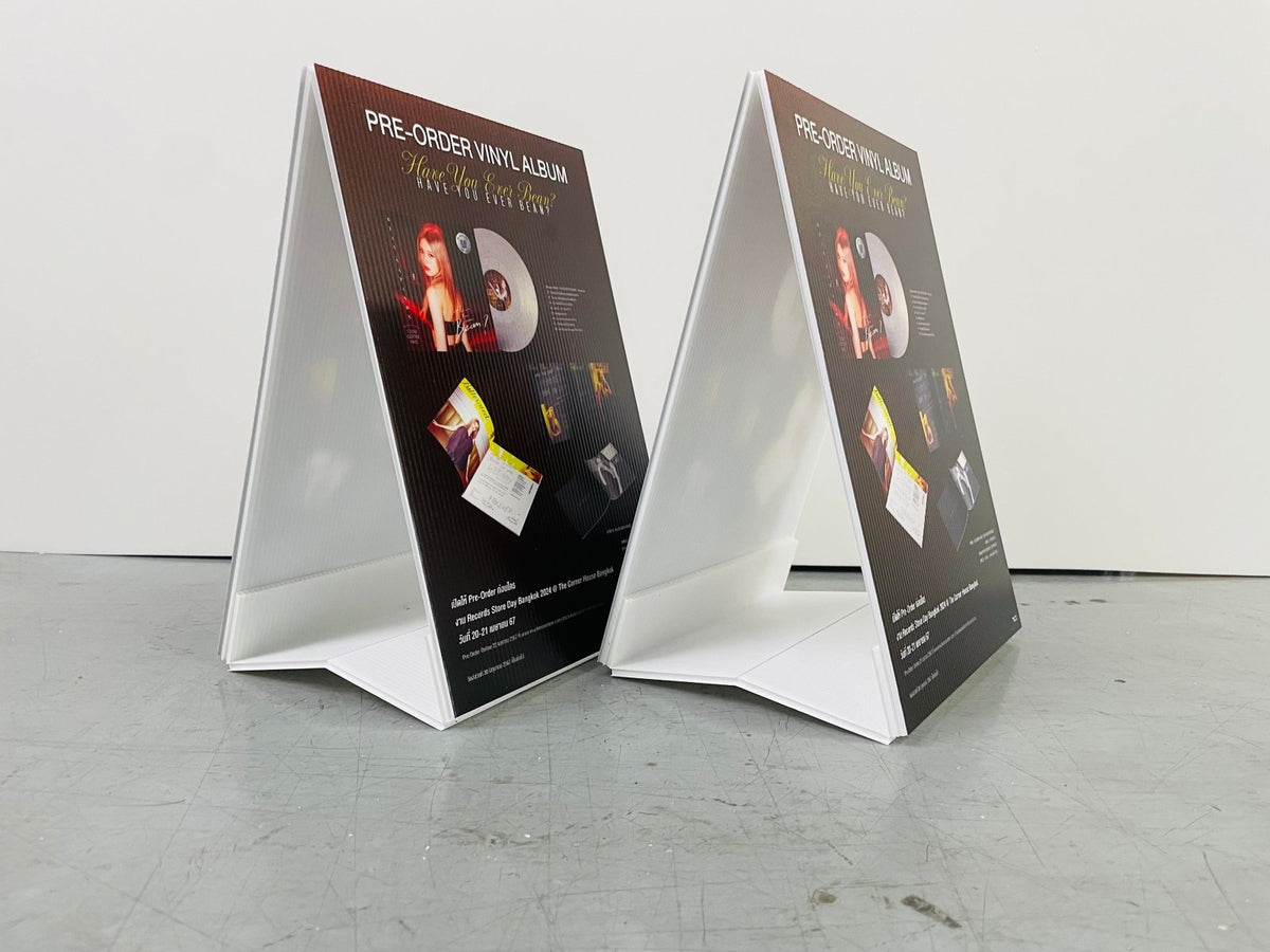 เต้นท์การ์ด สแตนดี้ตั้งโต๊ะ ป้ายตั้งฟิวเจอร์บอร์ด และป้ายสามเหลี่ยมตั้งโต๊ะ พิมพ์คมชัด เหมาะสำหรับเมนู โปรโมชั่น และป้ายโฆษณา