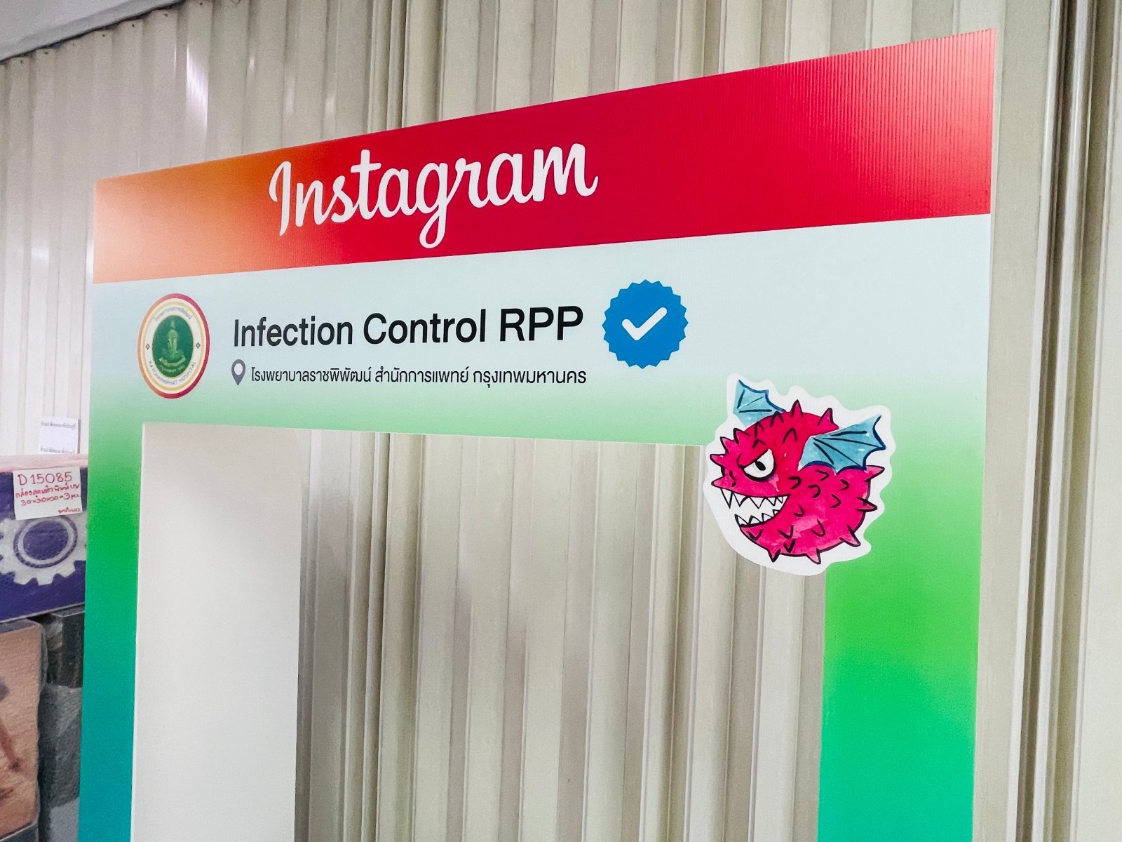 กรอบป้าย Instagram และ Facebook ดีไซน์เหมือนหน้าฟีดโซเชียล เหมาะสำหรับงานอีเวนต์ งานถ่ายภาพ และกิจกรรมโปรโมชัน