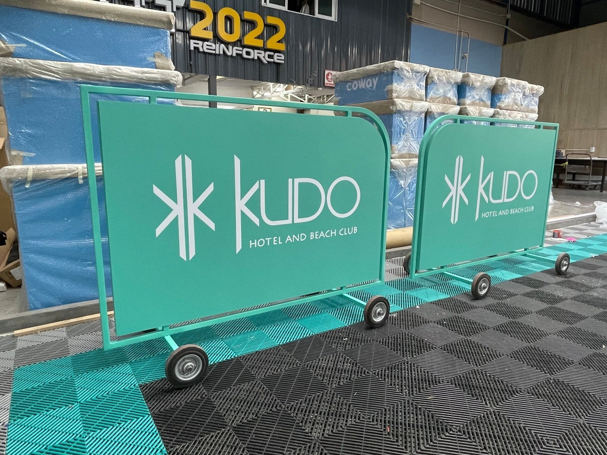 ป้ายล้อเลื่อน ป้ายตั้งมีล้อลาก และที่กั้นจอดรถ เคลื่อนย้ายสะดวก แข็งแรง ทนทาน เหมาะสำหรับงานจราจร ความปลอดภัย และป้ายเตือน