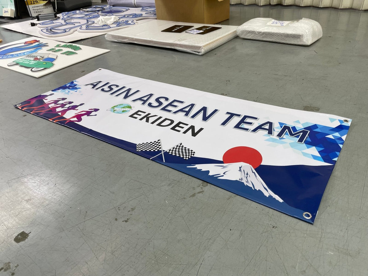 ป้ายไวนิลภาษาอังกฤษ พิมพ์คมชัด ตัวอักษรอ่านง่าย เหมาะสำหรับร้านค้าและธุรกิจต่างประเทศ