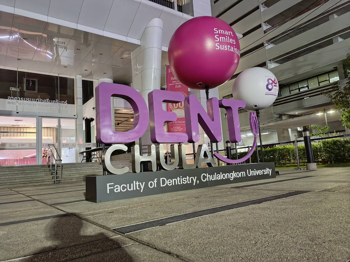 ป้ายโลโก้ตั้งพื้น และป้ายตั้งประกอบฉากถ่ายรูป ดีไซน์สวยสะดุดตา เหมาะสำหรับงานอีเวนต์ งานเปิดตัวสินค้า และการโปรโมทร้านค้า