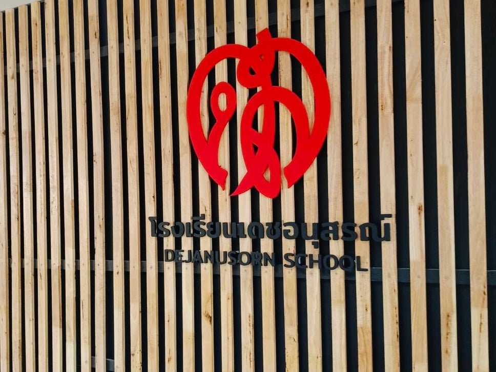 ป้ายอะคริลิค ชื่อบริษัท ติดผนัง พิมพ์ยูวีคมชัด ดีไซน์เรียบหรู เหมาะสำหรับออฟฟิศและองค์กร