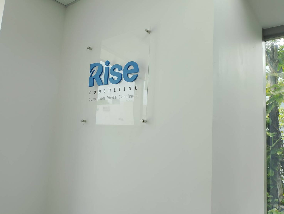 ป้ายอะคริลิคหมุดลอย Standoff ดีไซน์โมเดิร์น พิมพ์คมชัด เหมาะสำหรับป้ายบริษัทและสำนักงาน