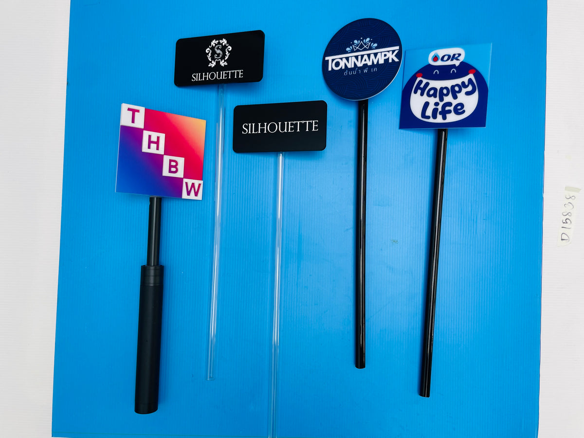 ป้ายไมค์ โลโก้ไมค์ และป้ายหัวไมค์ พิมพ์คมชัด ดีไซน์สวย เหมาะสำหรับงานอีเวนต์ สื่อประชาสัมพันธ์ รายการทีวี และงานโปรโมชัน