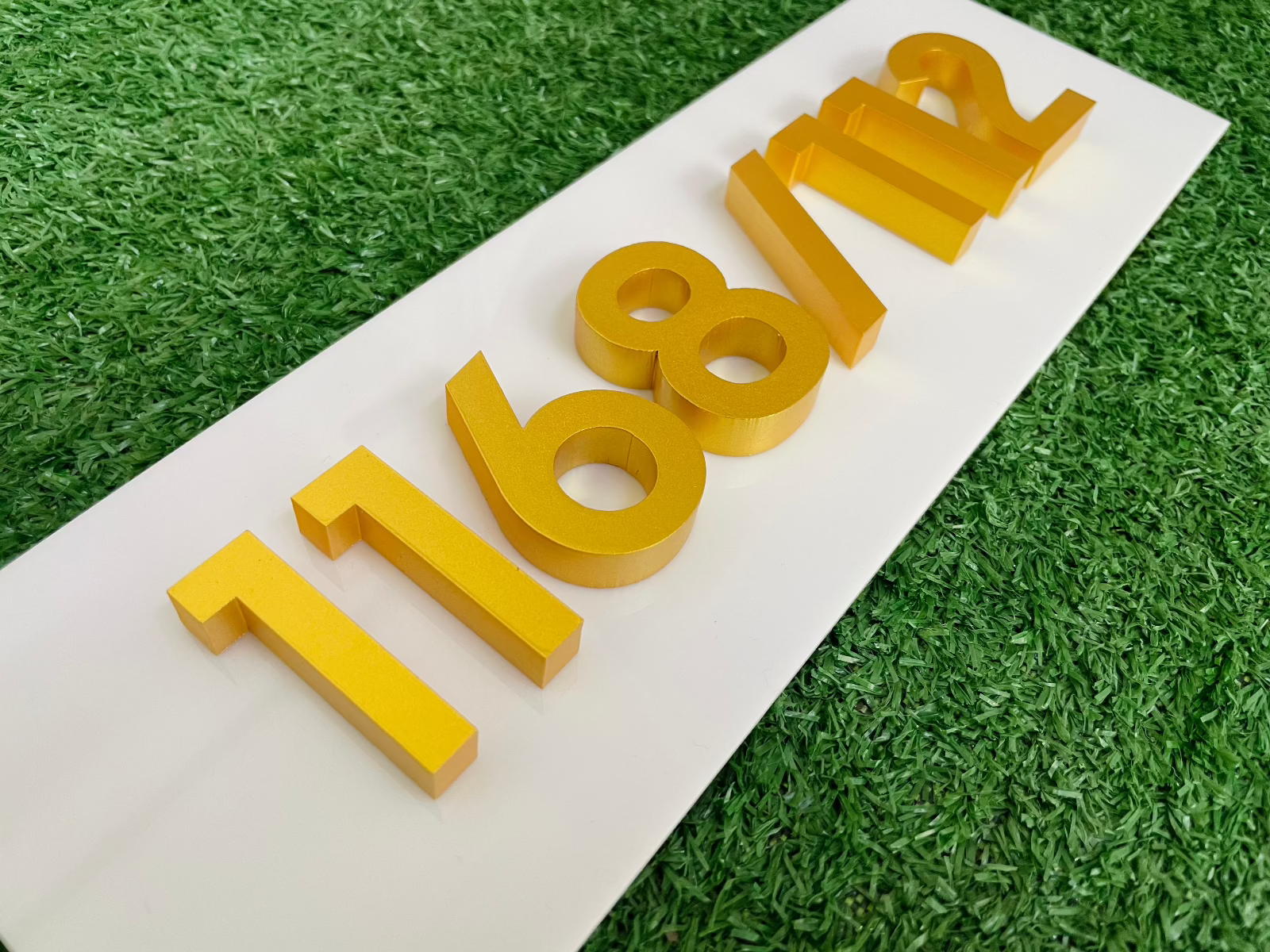 ป้ายอักษร พ่นสีทอง - Octopus Media Solutions ป้ายทำสี อักษรนูน Signage