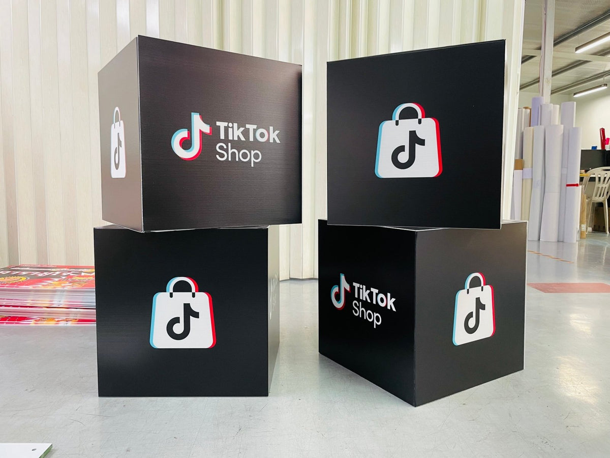 กล่องลูกเต๋า กล่องฟิวเจอร์บอร์ดทรงลูกเต๋า พิมพ์คมชัด เหมาะสำหรับงานอีเวนต์ และดิสเพลย์สินค้า