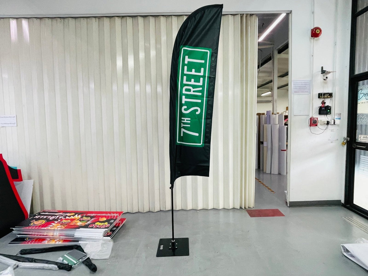 ธงชายหาด ธงปีกนก Beach Flag พิมพ์สีสดคมชัด โครงสร้างแข็งแรง เหมาะสำหรับงานอีเวนต์ โปรโมชัน และสื่อโฆษณาหน้าร้าน