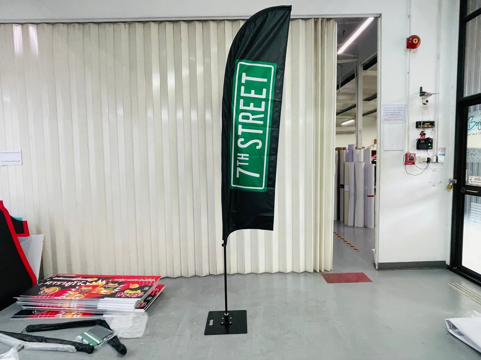 ธงชายหาด ธงปีกนก Beach Flag พิมพ์สีสดคมชัด โครงสร้างแข็งแรง เหมาะสำหรับงานอีเวนต์ โปรโมชัน และสื่อโฆษณาหน้าร้าน