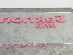 เซาะร่องอะคริลิค Laser Marking งานพิมพ์และแกะสลักคมชัด เนี้ยบหรู เหมาะสำหรับป้ายชื่อ ป้ายบริษัท และงานตกแต่งพิเศษ