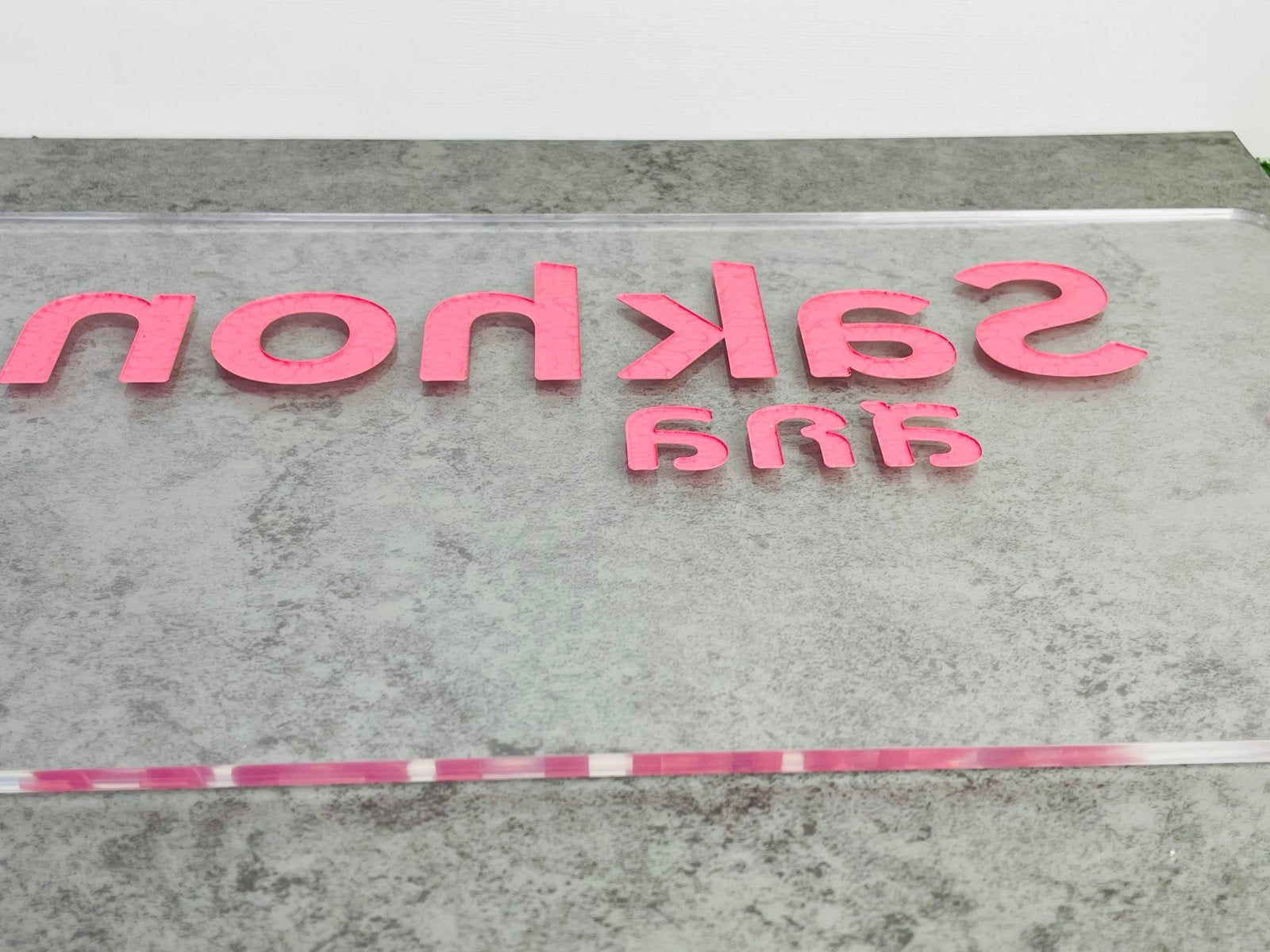 เซาะร่องอะคริลิค Laser Marking งานพิมพ์และแกะสลักคมชัด เนี้ยบหรู เหมาะสำหรับป้ายชื่อ ป้ายบริษัท และงานตกแต่งพิเศษ
