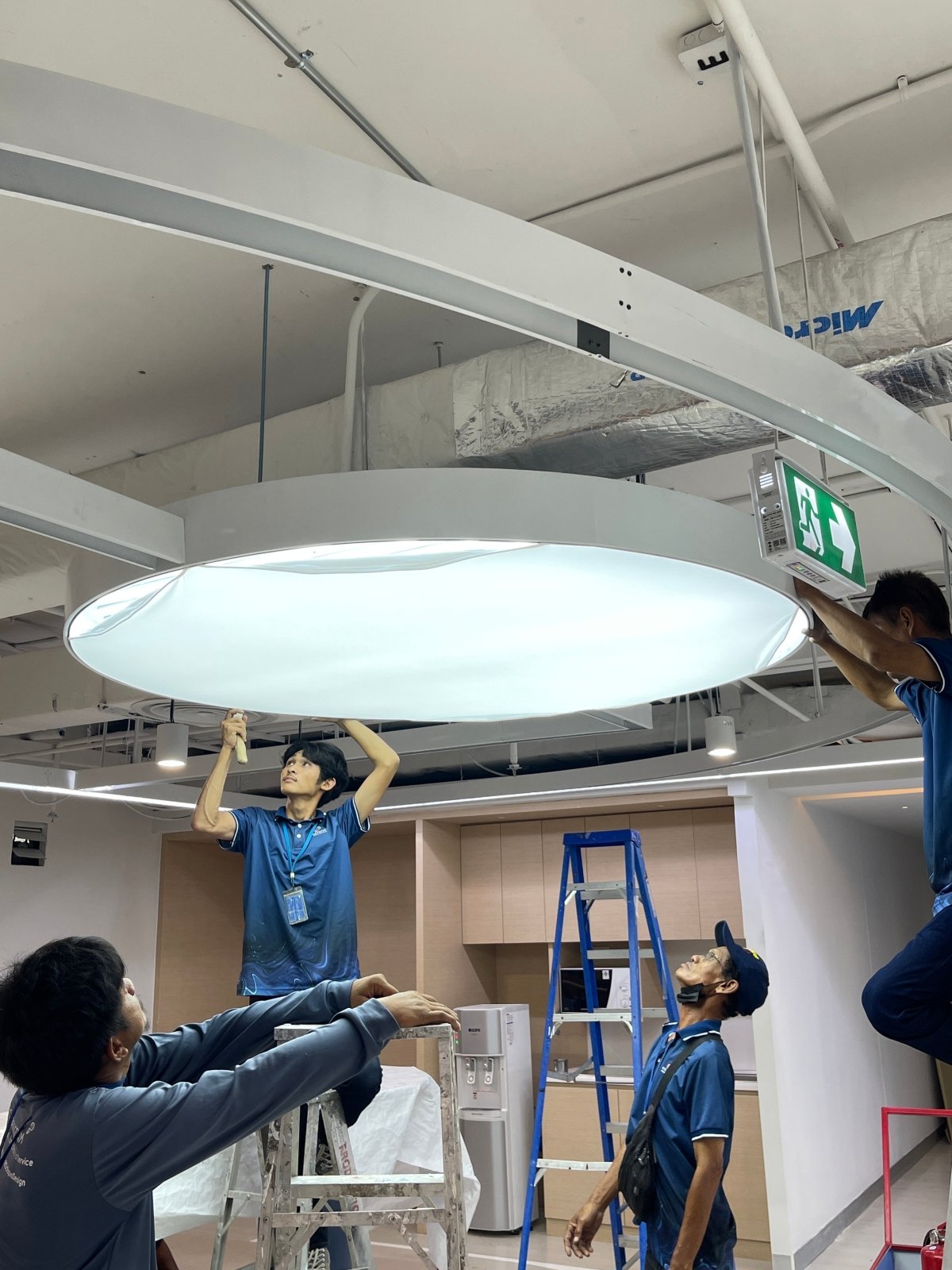 ฝ้ากล่องไฟผ้าบารีซอล Barrisol Stretched Ceiling กระจายแสงนุ่มนวล ดีไซน์หรูหรา เหมาะสำหรับออฟฟิศ ห้างสรรพสินค้า และโชว์รูม