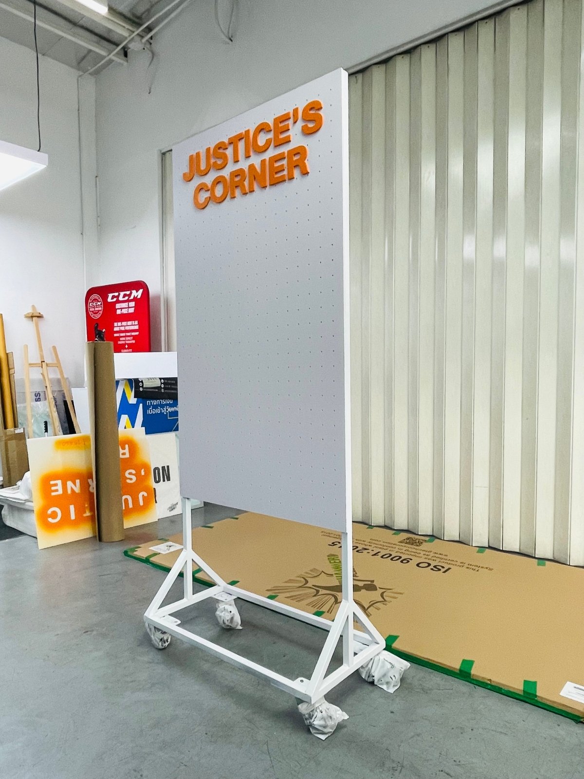 บอร์ดแขวนอุปกรณ์ Pegboard แข็งแรง ใช้งานสะดวก เหมาะสำหรับโชว์สินค้า ร้านค้า และออฟฟิศ