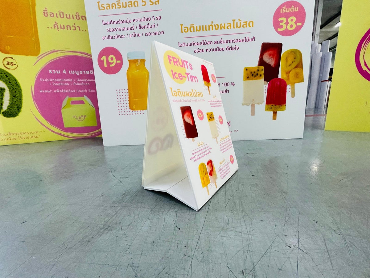 เต้นท์การ์ด สแตนดี้ตั้งโต๊ะ ป้ายตั้งฟิวเจอร์บอร์ด และป้ายสามเหลี่ยมตั้งโต๊ะ พิมพ์คมชัด เหมาะสำหรับเมนู โปรโมชั่น และป้ายโฆษณา