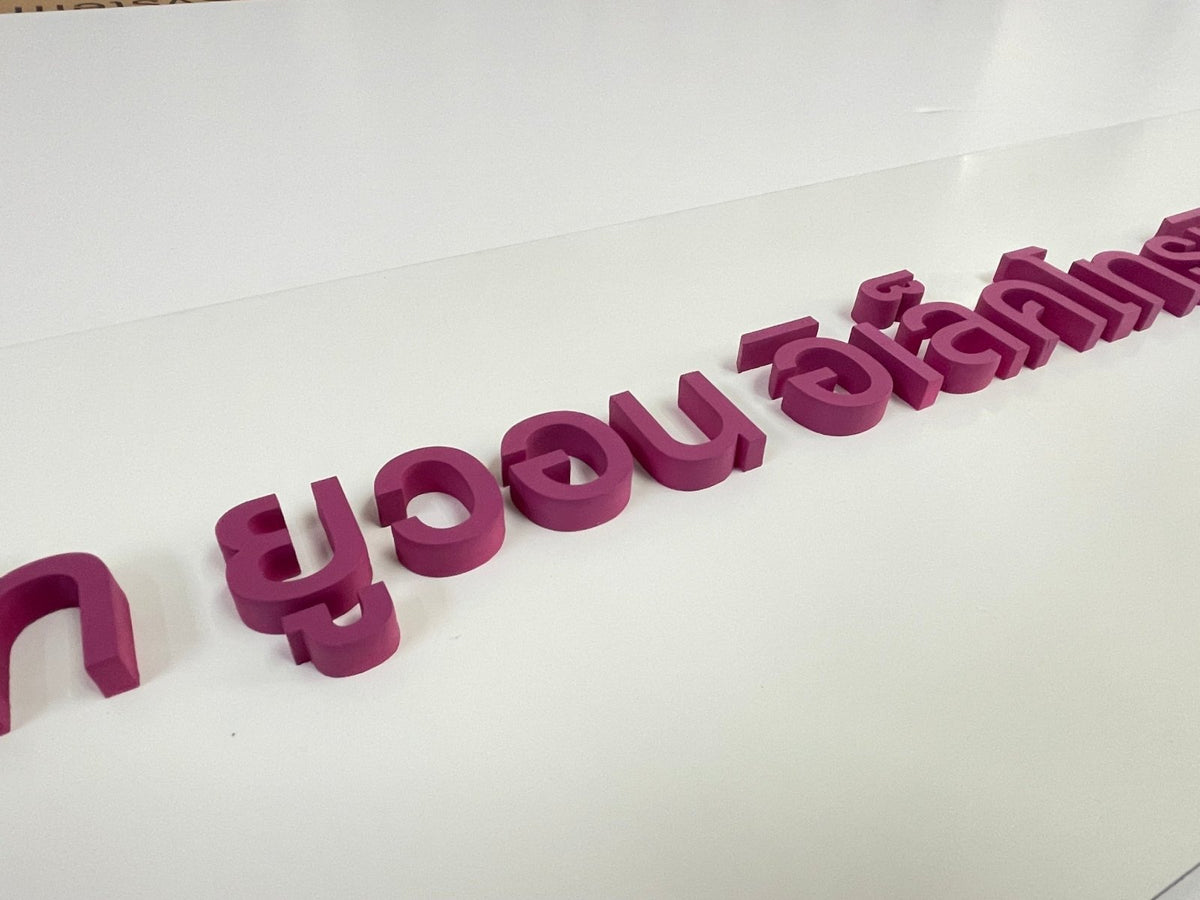 ป้ายชื่อบริษัทอะคริลิคตัวนูน มีพื้นหลัง ดีไซน์สวย คมชัด เหมาะสำหรับออฟฟิศ บริษัท และองค์กรธุรกิจ