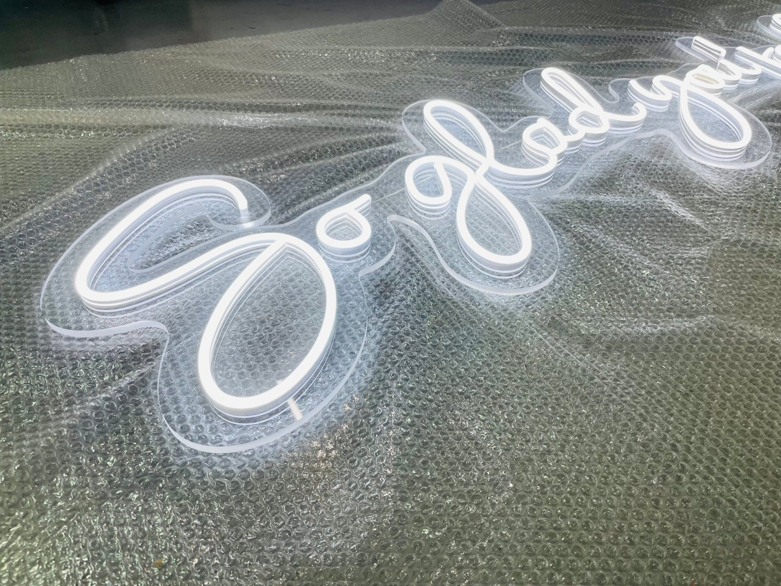 ป้ายไฟนีออน Neon Sign สีสันสดใส ดัดโค้งตามแบบ สวยงามสะดุดตา เหมาะสำหรับร้านอาหาร คาเฟ่ บาร์ และงานตกแต่ง