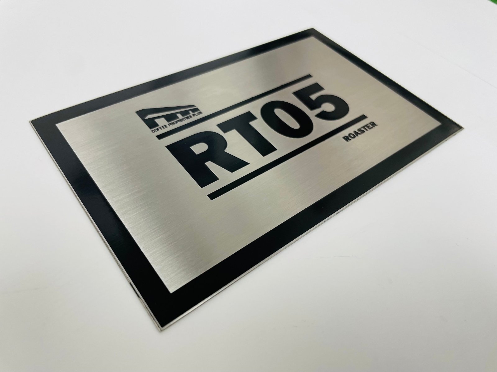 ป้ายสแตนเลสเงินแฮร์ไลน์ ผิวด้านหรูหรา แข็งแรง ทนทาน เหมาะสำหรับป้ายบริษัทและงานตกแต่งอาคาร