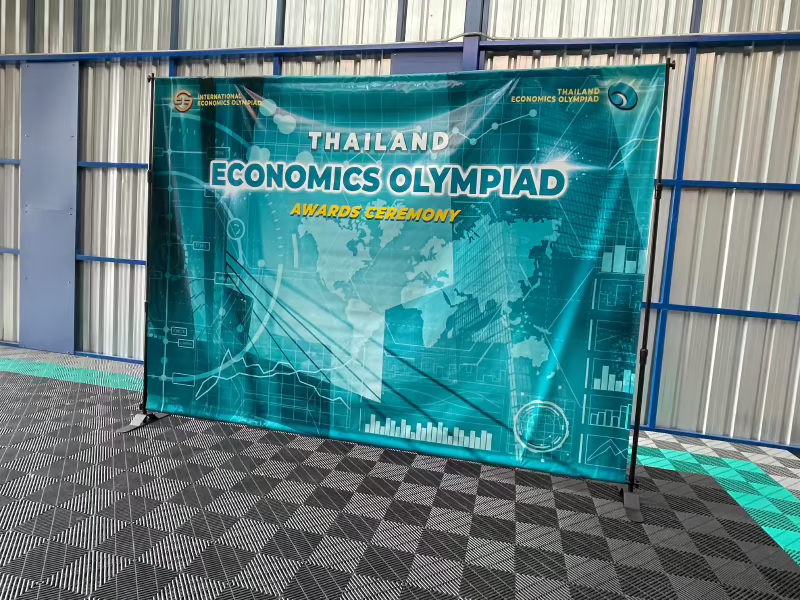 แบคดรอปไวนิล Vinyl Backdrop พิมพ์คมชัด สีสด ทนแดดฝน เหมาะสำหรับงานอีเวนต์ งานถ่ายภาพ และงานโปรโมชันต่าง ๆ