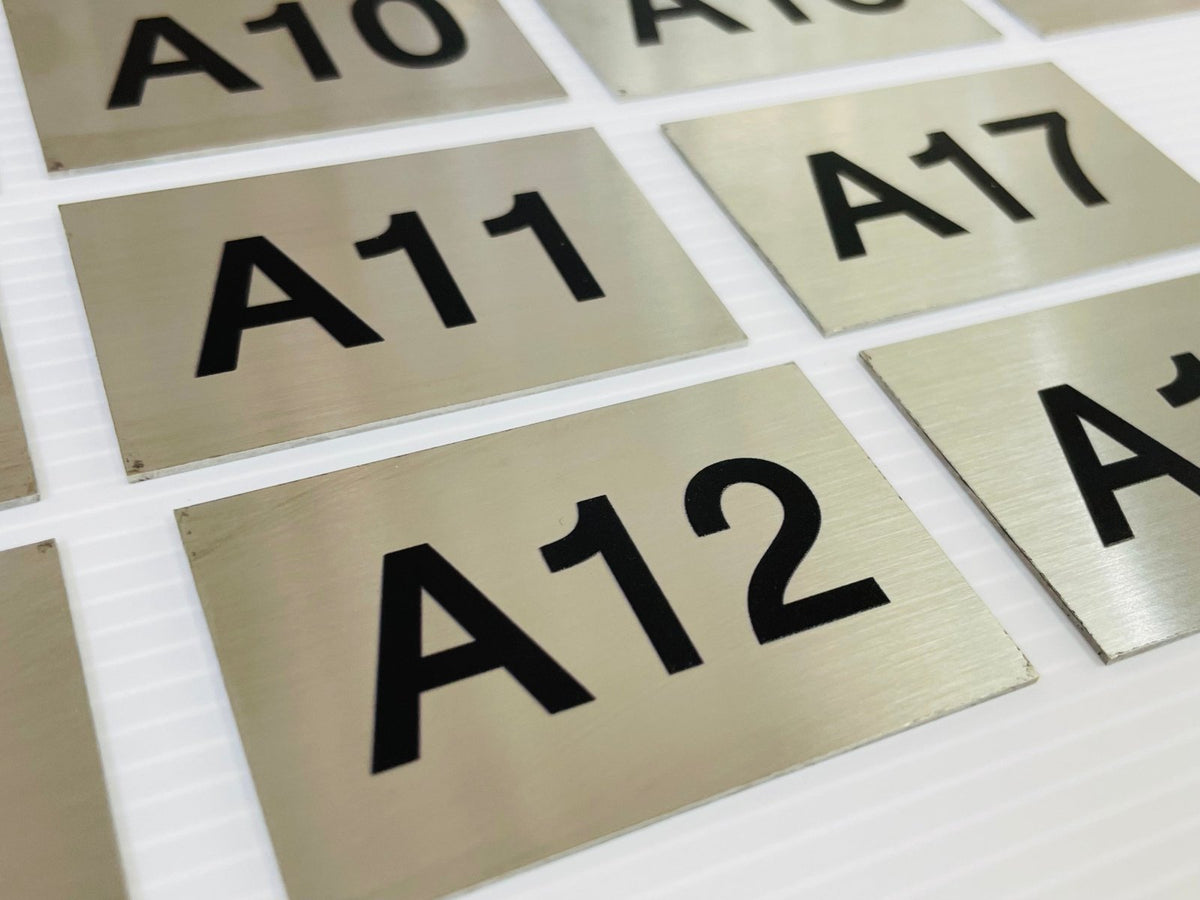 ป้ายสแตนเลสเงินแฮร์ไลน์ ผิวด้านหรูหรา แข็งแรง ทนทาน เหมาะสำหรับป้ายบริษัทและงานตกแต่งอาคาร