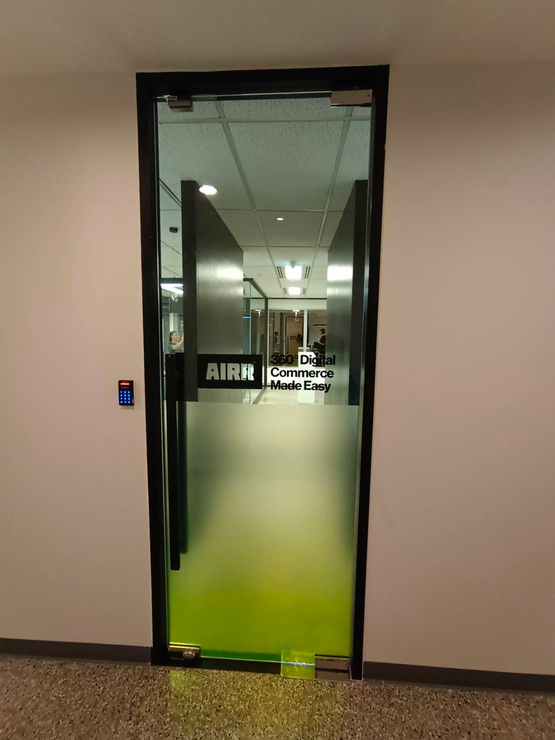 สติกเกอร์ฝ้าขุ่นติดกระจก พิมพ์สี สติกเกอร์พิมพ์ลาย สติ๊กเกอร์กั้นห้อง ในออฟฟิศ