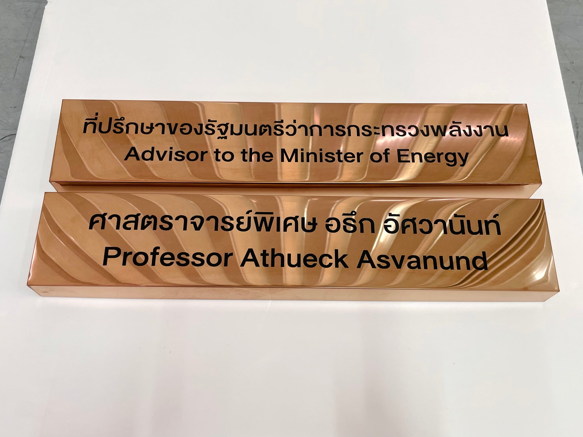 ป้ายหน้าห้อง ป้ายห้องประชุม และป้ายแผนก ดีไซน์เรียบหรู พิมพ์คมชัด เหมาะสำหรับอาคารสำนักงาน โรงเรียน และโรงพยาบาล