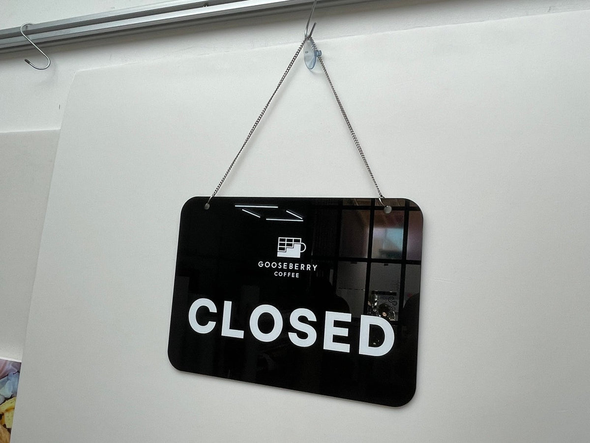 ป้ายแขวน ป้ายคล้องโซ่ และป้ายห้อย พิมพ์คมชัด แข็งแรง ใช้งานสะดวก เหมาะสำหรับป้ายร้านค้า ป้ายประชาสัมพันธ์ และงานอีเวนต์