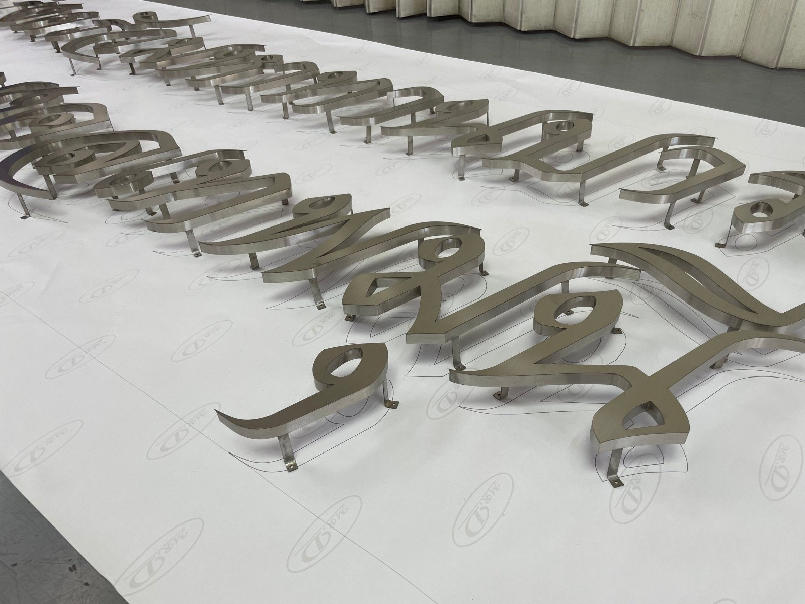 ป้ายชื่อบริษัทอักษรโลหะ อักษรสแตนเลส แข็งแรง ทนทาน เหมาะสำหรับป้ายบริษัทและอาคารสำนักงาน