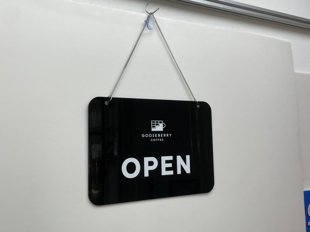 ป้ายแขวน ป้ายคล้องโซ่ และป้ายห้อย พิมพ์คมชัด แข็งแรง ใช้งานสะดวก เหมาะสำหรับป้ายร้านค้า ป้ายประชาสัมพันธ์ และงานอีเวนต์