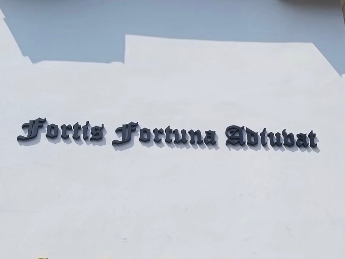 ป้ายบริษัทอักษรโลหะทำสี ดีไซน์สวย สีคมชัด เหมาะสำหรับป้ายองค์กร ร้านค้า และงานตกแต่งอาคาร