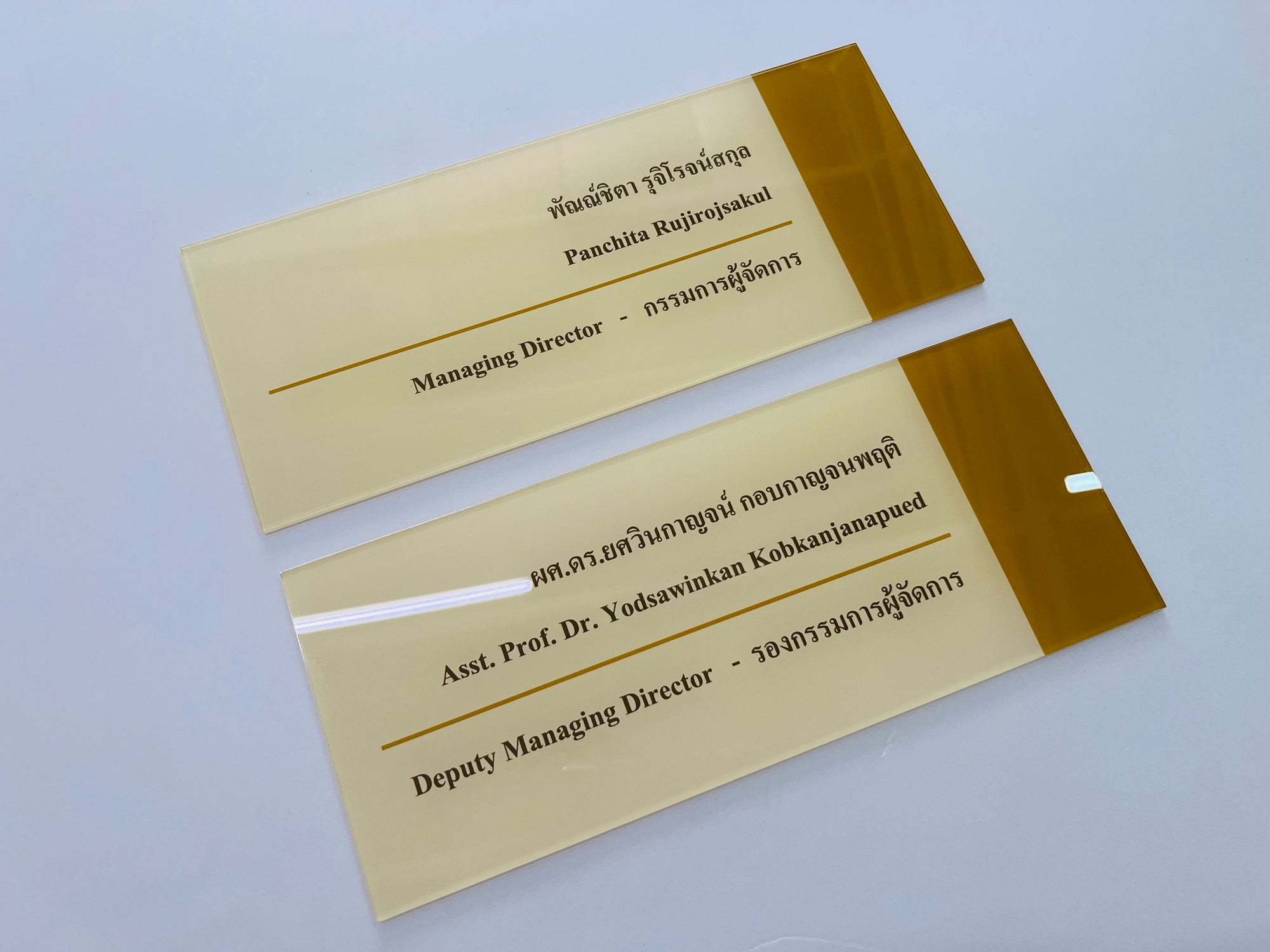 ป้ายหน้าห้อง ป้ายห้องประชุม และป้ายแผนก ดีไซน์เรียบหรู พิมพ์คมชัด เหมาะสำหรับอาคารสำนักงาน โรงเรียน และโรงพยาบาล