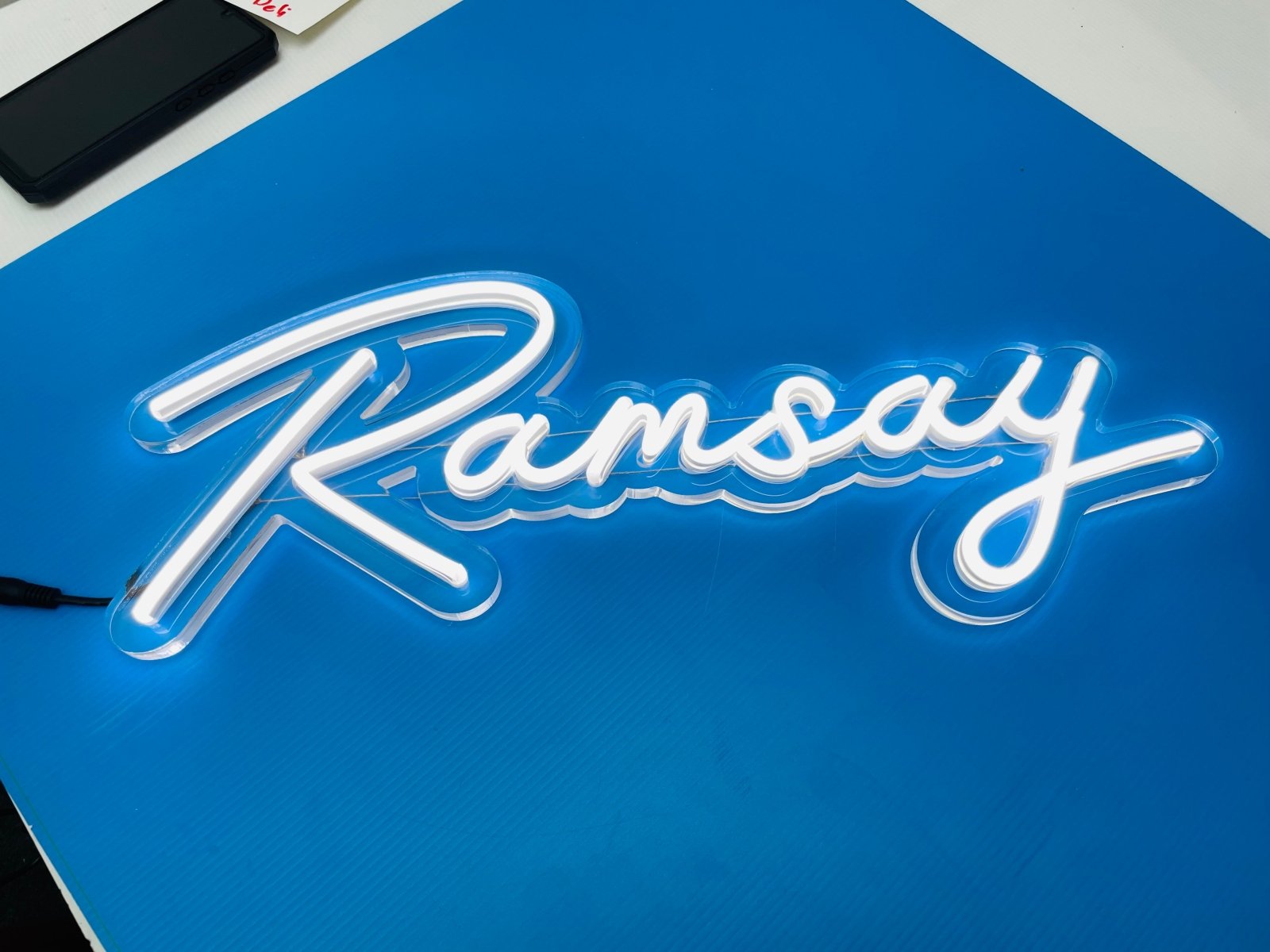 ป้ายไฟนีออน Neon Sign สีสันสดใส ดัดโค้งตามแบบ สวยงามสะดุดตา เหมาะสำหรับร้านอาหาร คาเฟ่ บาร์ และงานตกแต่ง