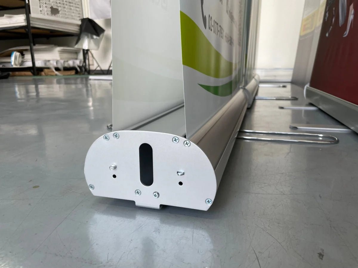 ป้าย Roll Up สำหรับออกบูธ งานแสดงสินค้า และโปรโมทร้านค้า Roll Up Printing ป้ายโฆษณาพร้อมโลโก้และข้อความโปรโมต