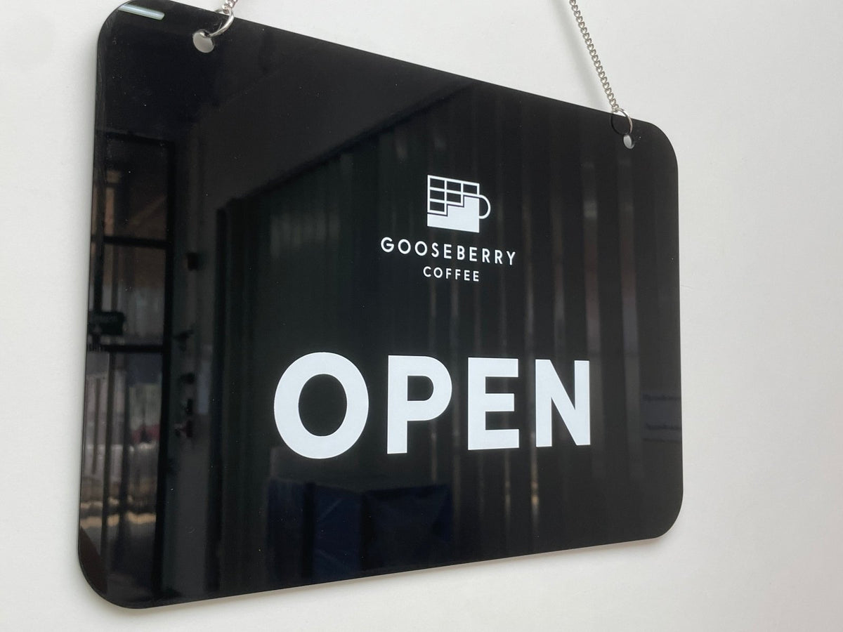 ป้ายคอมโพสิต พิมพ์สกรีนยูวี UV Inkjet พิมพ์คมชัด สีสด ทนทาน เหมาะสำหรับป้ายบริษัท อาคาร โครงการ และงานโฆษณากลางแจ้ง