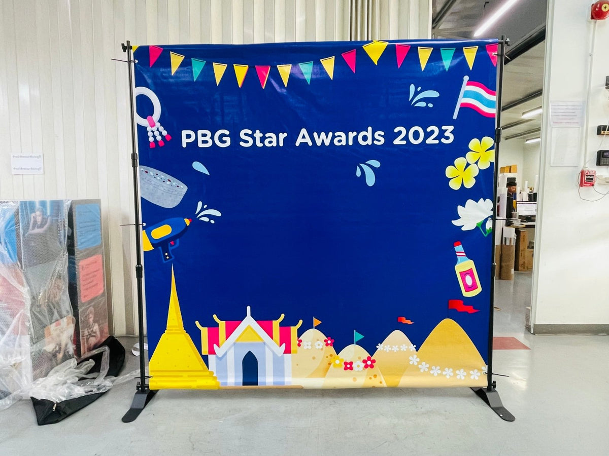 แบคดรอปไวนิล Vinyl Backdrop พิมพ์คมชัด สีสด ทนแดดฝน เหมาะสำหรับงานอีเวนต์ งานถ่ายภาพ และงานโปรโมชันต่าง ๆ