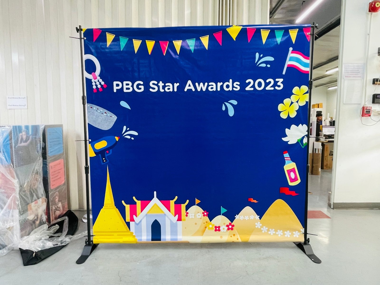 แบคดรอปไวนิล Vinyl Backdrop พิมพ์คมชัด สีสด ทนแดดฝน เหมาะสำหรับงานอีเวนต์ งานถ่ายภาพ และงานโปรโมชันต่าง ๆ