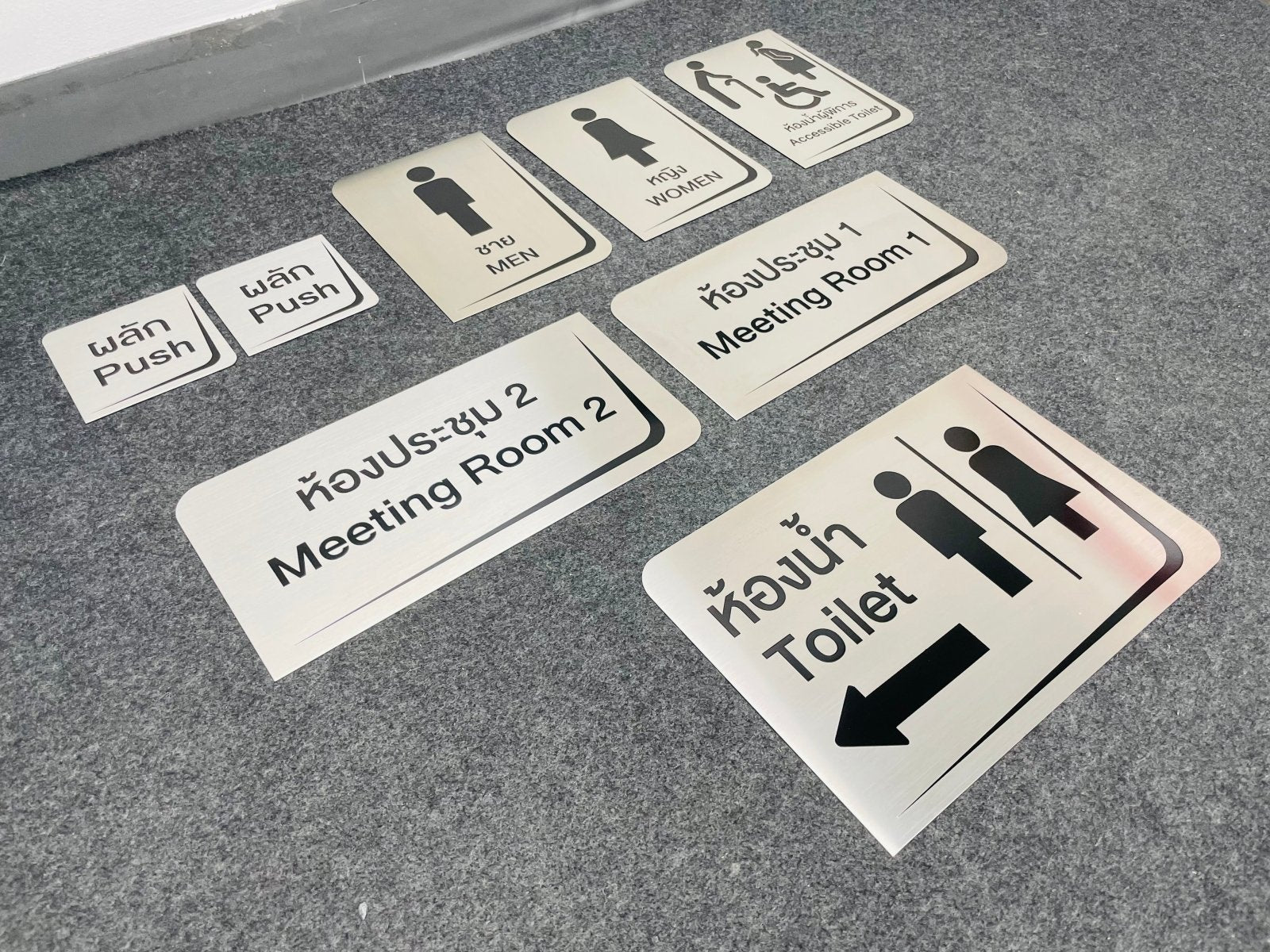 ป้ายสแตนเลสเงินแฮร์ไลน์ ผิวด้านหรูหรา แข็งแรง ทนทาน เหมาะสำหรับป้ายบริษัทและงานตกแต่งอาคาร