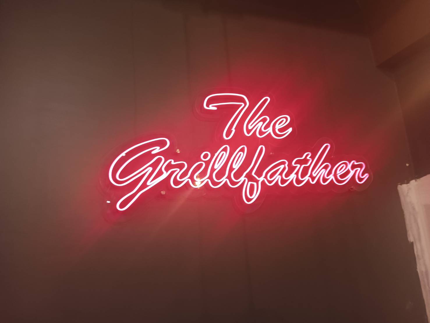 ป้ายไฟนีออน Neon Sign สีสันสดใส ดัดโค้งตามแบบ สวยงามสะดุดตา เหมาะสำหรับร้านอาหาร คาเฟ่ บาร์ และงานตกแต่ง