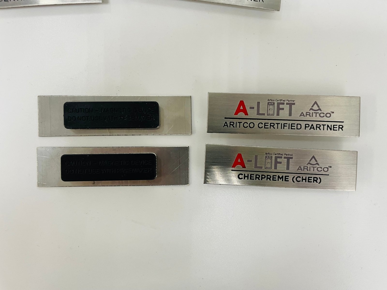 ป้ายชื่อติดอก ป้ายเข็มกลัด แม่เหล็ก เนมแทก ดีไซน์กะทัดรัด เหมาะสำหรับบริษัท และงานอีเวนต์