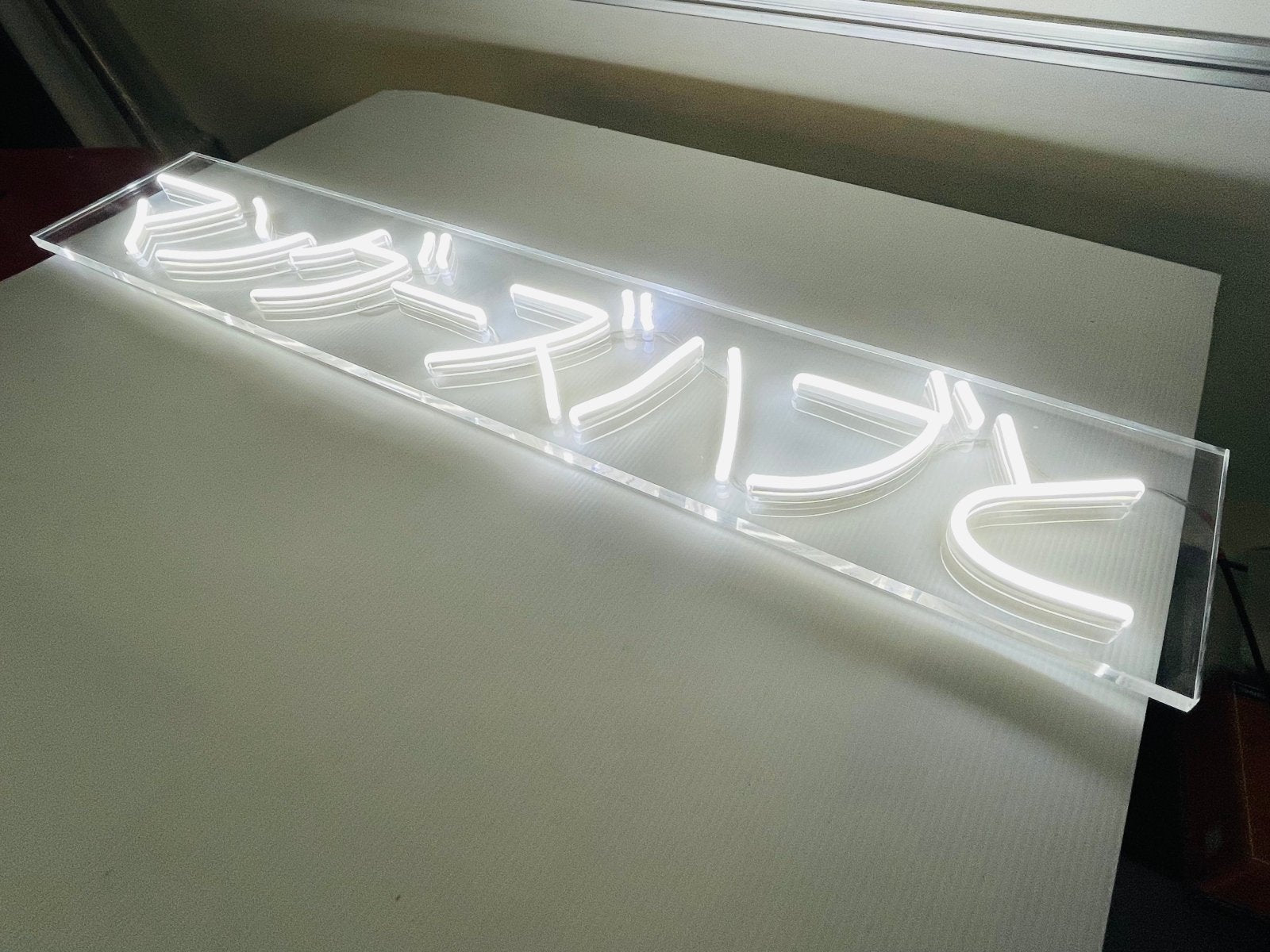 ป้ายไฟนีออน Neon Sign สีสันสดใส ดัดโค้งตามแบบ สวยงามสะดุดตา เหมาะสำหรับร้านอาหาร คาเฟ่ บาร์ และงานตกแต่ง