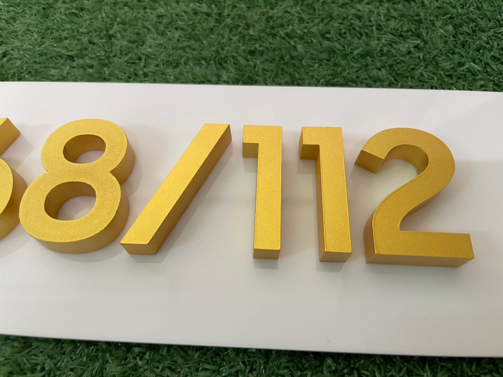 ป้ายอักษร พ่นสีทอง - Octopus Media Solutions ป้ายทำสี อักษรนูน Signage