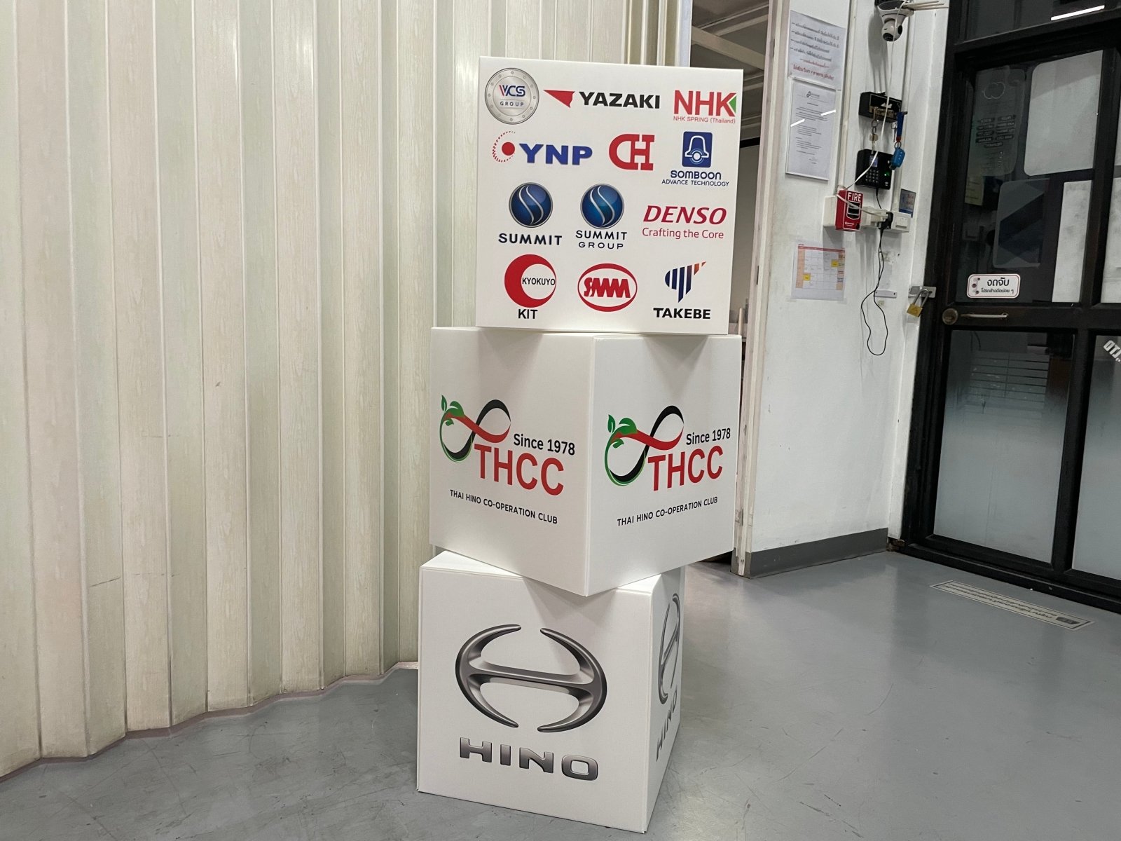 ป้ายสปอนเซอร์ พร้อมโลโก้ Li-Ning และ Yonex พิมพ์คมชัด เหมาะสำหรับงานกีฬา อีเวนต์ การแข่งขัน และโปรโมชันแบรนด์