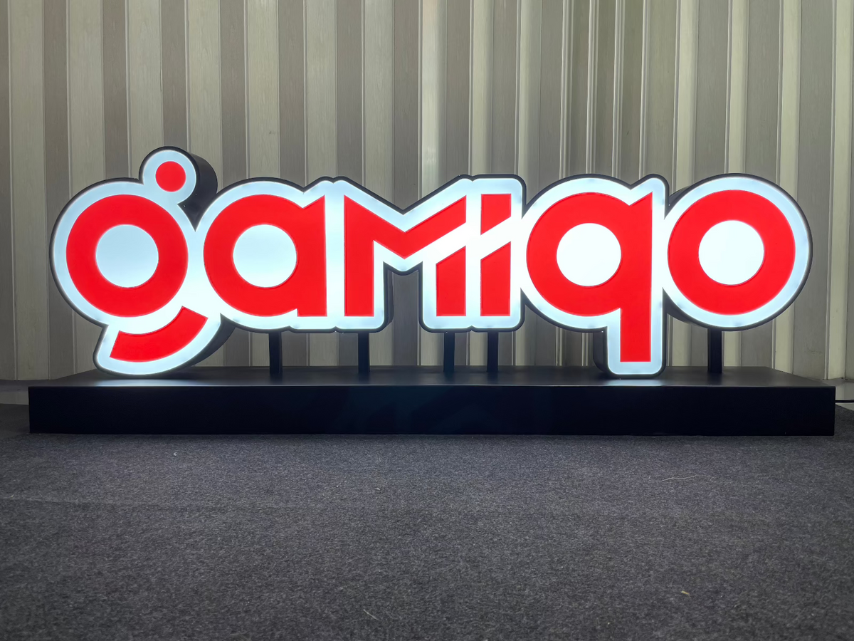 ป้ายโลโก้ตั้งพื้น และป้ายตั้งประกอบฉากถ่ายรูป ดีไซน์สวยสะดุดตา เหมาะสำหรับงานอีเวนต์ งานเปิดตัวสินค้า และการโปรโมทร้านค้า