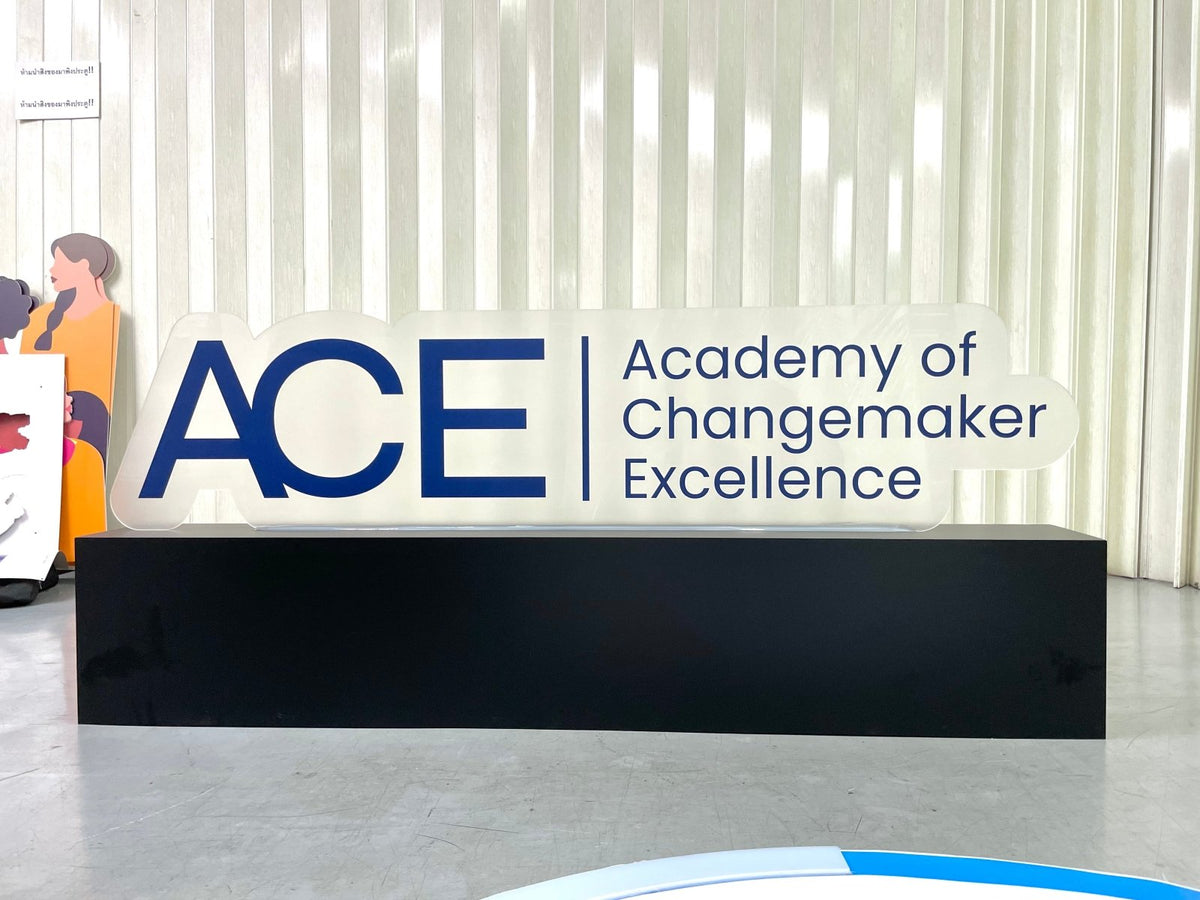 ป้ายโลโก้ตั้งพื้น และป้ายตั้งประกอบฉากถ่ายรูป ดีไซน์สวยสะดุดตา เหมาะสำหรับงานอีเวนต์ งานเปิดตัวสินค้า และการโปรโมทร้านค้า